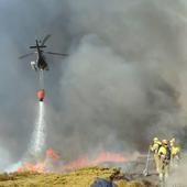 Helicópteros y bomberos combaten el incendio en Candelario que «todavía no está controlado»