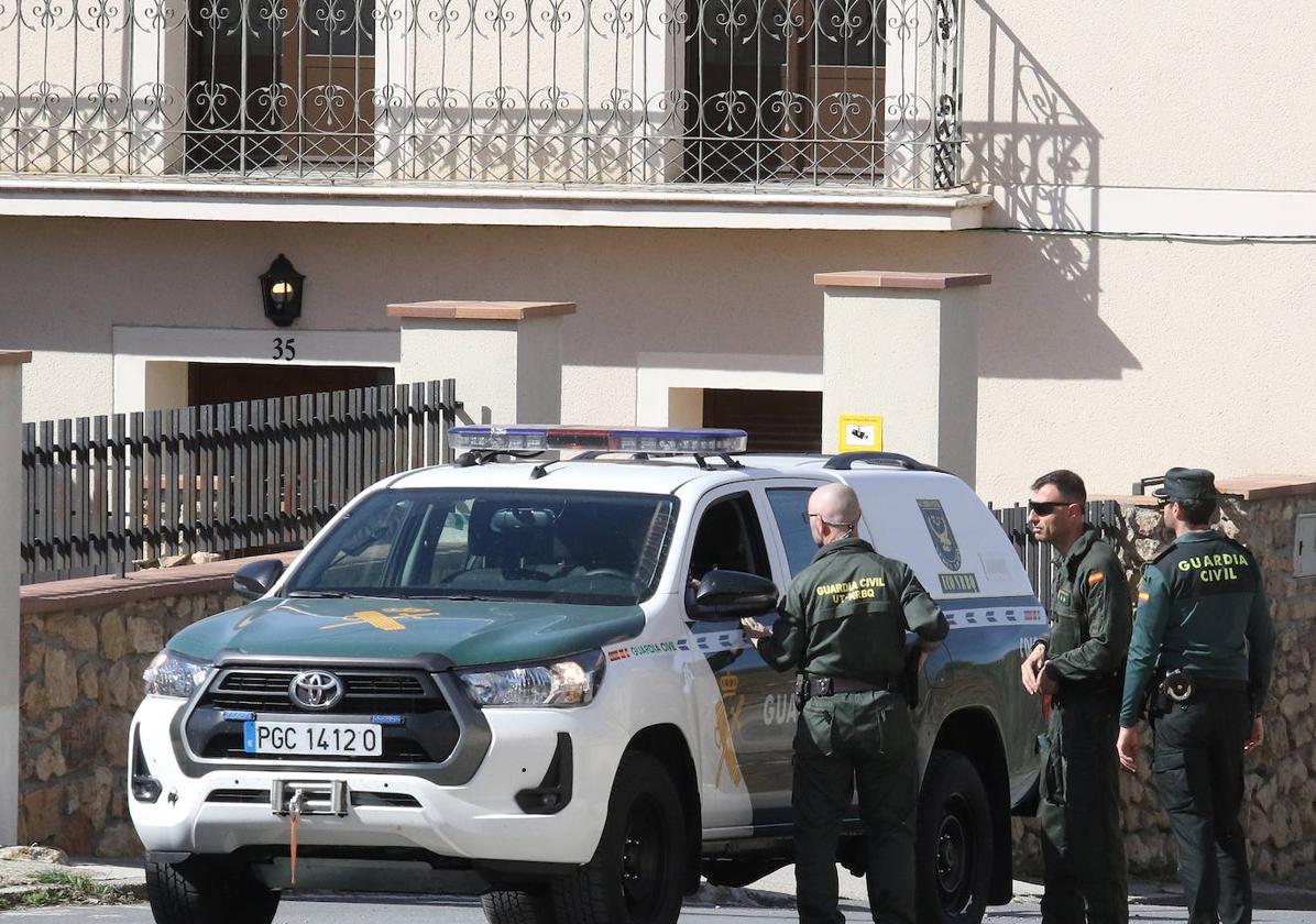 La Guardia Civil, delante de la vivienda de la familia Llorente Herrero, en Carbonero de Ahusín, durante el acordonamiento de la zona.