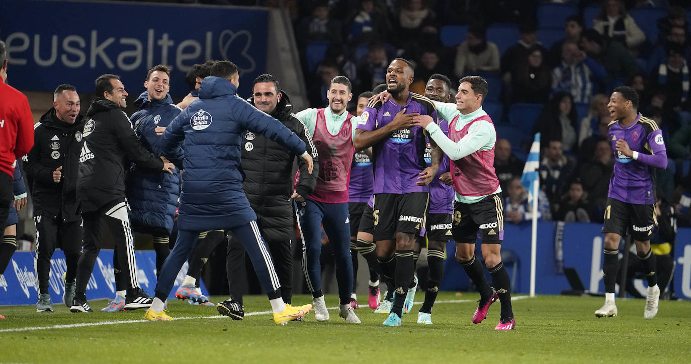 Larin celebra con sus compañeros el gol de la victoria frente a la Real Sociedad.