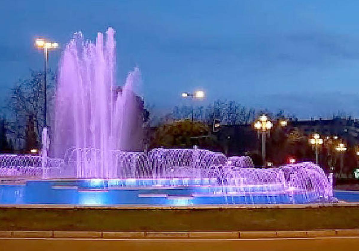 Nueva iluminación con focos led de bajo consumo en la fuente ornamental de la rotonda de Zorrilla.