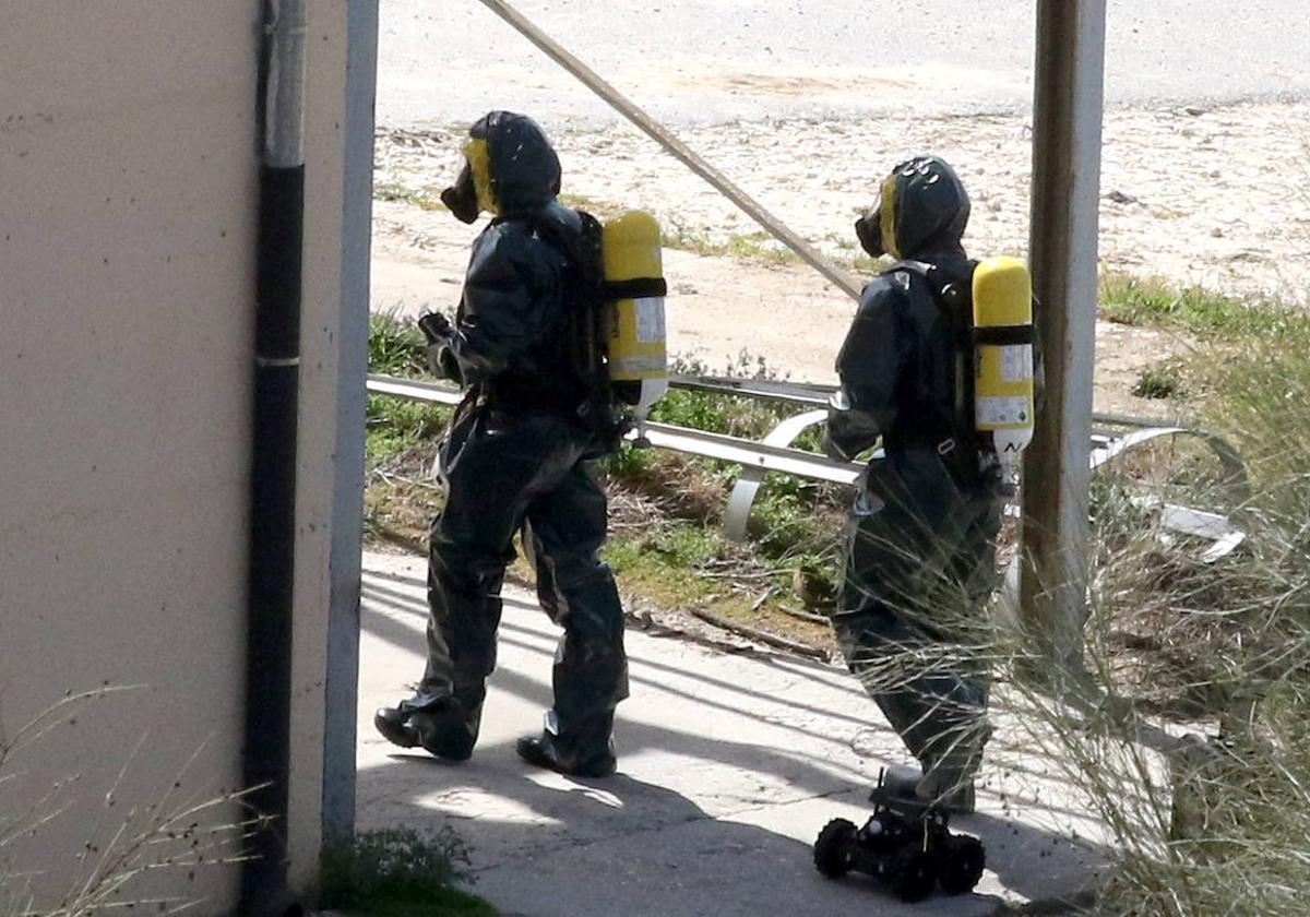 Equipos de la Guardia Civil en la vivienda de Carbonero de Ahusín donde residían los fallecidos.