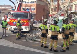 Los Bomberos actúan en el lugar del accidente.