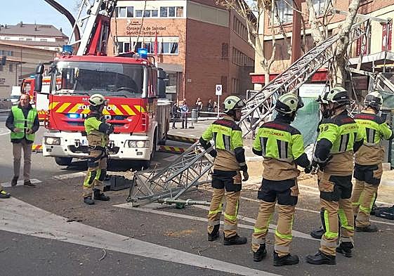 Los Bomberos actúan en el lugar del accidente.