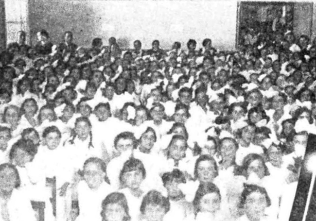 Imagen del alumnado del colegio Joaquín Costa en el homenaje que se tributó a su directora en junio de 1936.