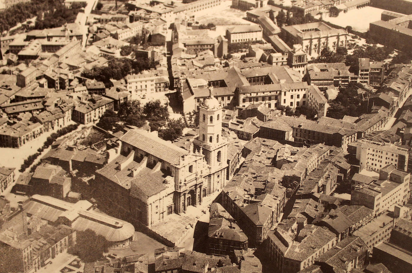 Imagen principal - Vista de la zona de Portugalete y la Catedral. Postal de 1888 y casas junto a la Colegiata. 