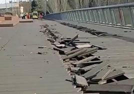 Tablillas rotas en el Puente de Santa Teresa, en la Rondilla, tras el paso de la ambulancia.