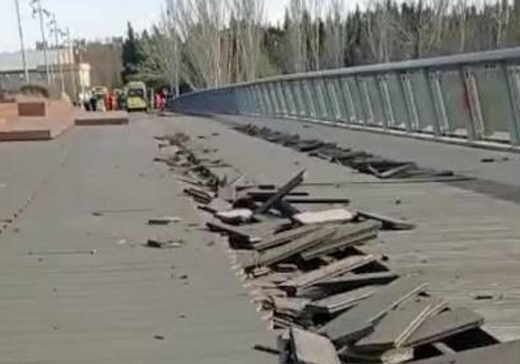 Tablillas rotas en el Puente de Santa Teresa, en la Rondilla, tras el paso de la ambulancia.