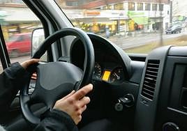 Un conductor con visión borrosa, uno de los efectos de los fármacos