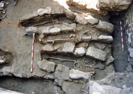 Imagen secundaria 1 - Arriba, excavación de tenerías medievales en Portugalete. Abajo a la izquierda, excavación de la necrópolis en la colegiata y a la derecha, durante la construcción del aparcamiento subterráneo.