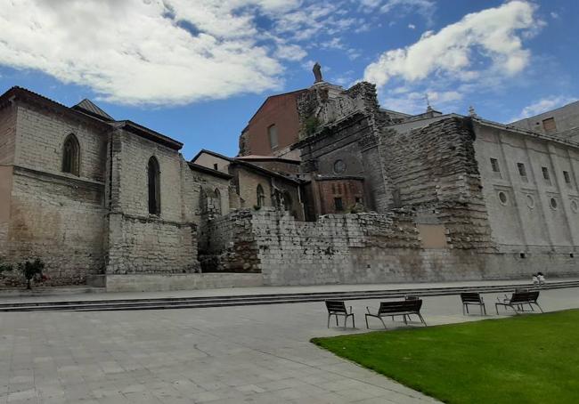 Exterior de la Colegiata y la Catedral.