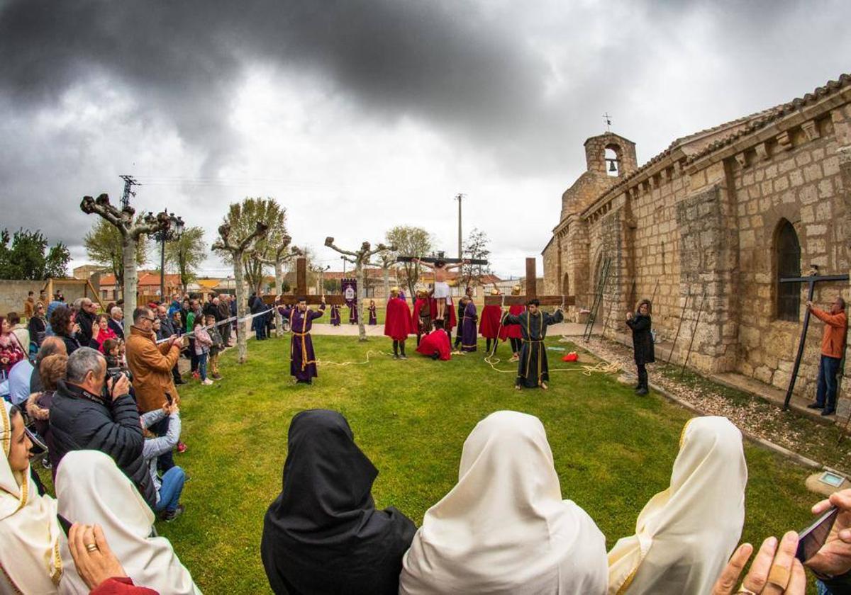 La espectacularidad del Viacrucis Procesional Viviente de Grijota