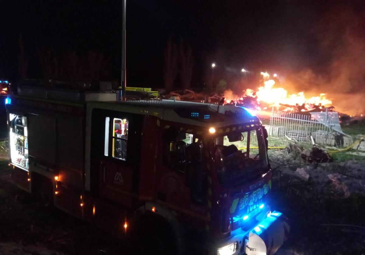 Incendio en un solar junto a los campos deportivos de Pepe Rojo, este miércoles.