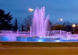 Nueva iluminación con focos led de bajo consumo en la fuente ornamental de la rotonda de Zorrilla.