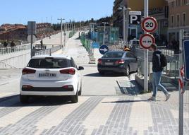 Dos vehículos se dirigen a la entrada al parking de Padre Claret esta semana tras la reapertura parcial de un tramo de la calle.