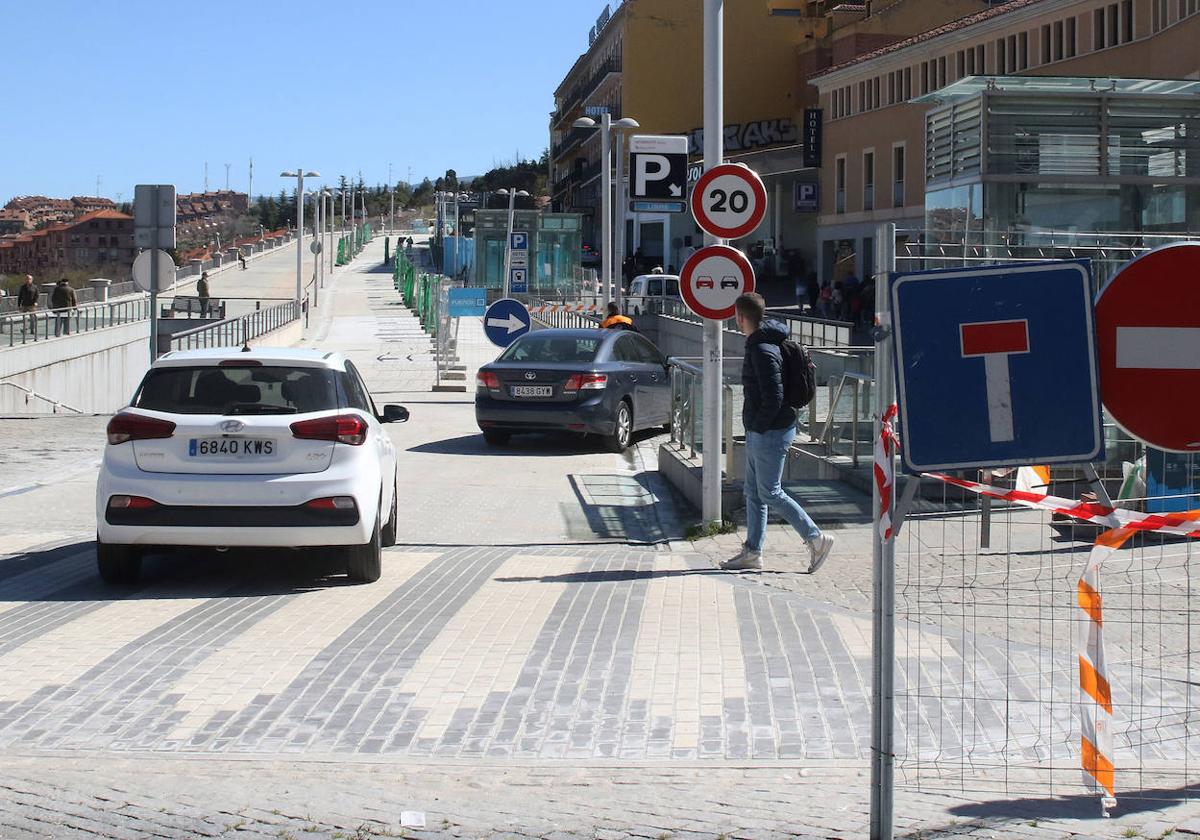 Dos vehículos se dirigen a la entrada al parking de Padre Claret esta semana tras la reapertura parcial de un tramo de la calle.