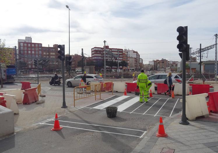 Imagen principal - Arriba, nuevo paso peatonal y semáforos en la salida de Panaderos a Estación. En el medio, la boca del túnel desde Estación y Recondo. Debajo, trabajos de urbanización en torno al paso peatonal.