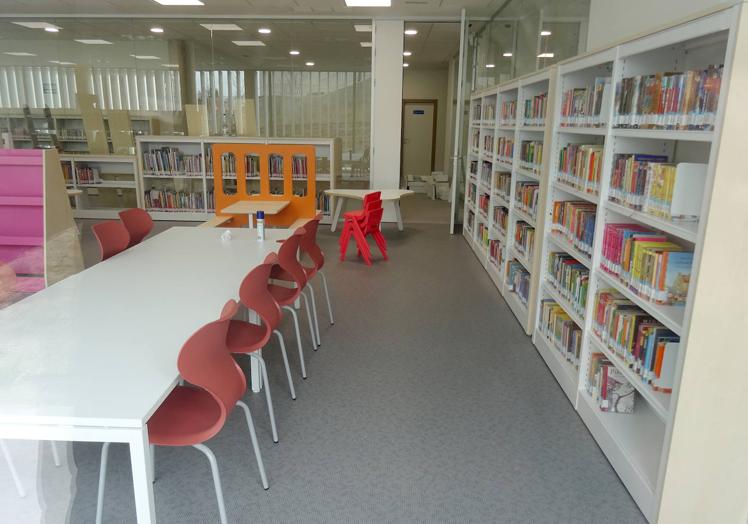 Imagen principal - Arriba, sala de préstamo de adultos. En el centro, la nueva plazoleta adosada a la biblioteca. Debajo, la sala de estudio de las instalaciones.