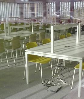 Imagen secundaria 2 - Arriba, sala de préstamo de adultos. En el centro, la nueva plazoleta adosada a la biblioteca. Debajo, la sala de estudio de las instalaciones.