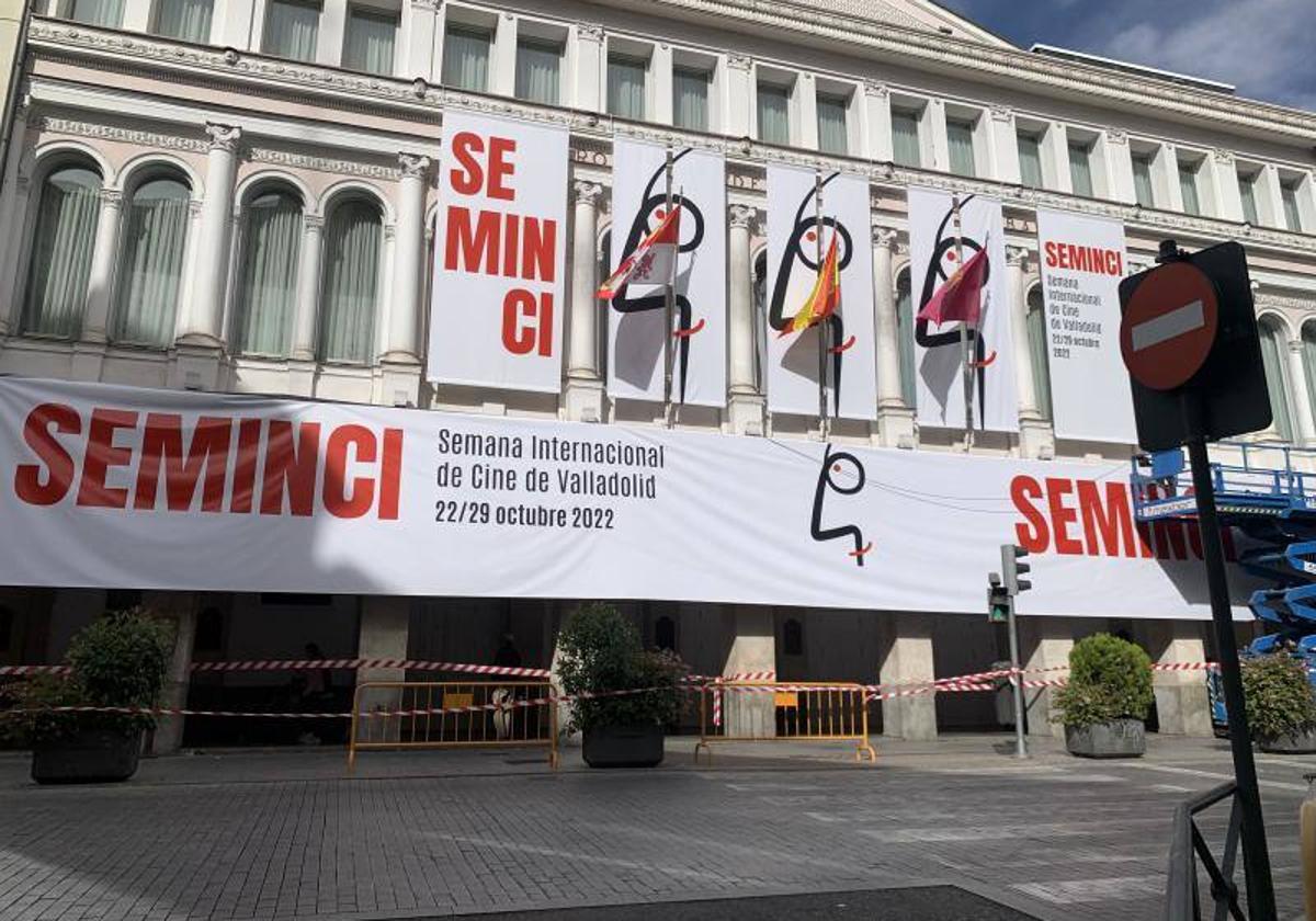 El Teatro Calderón, engalanado con carteles de la Seminci el año pasado.