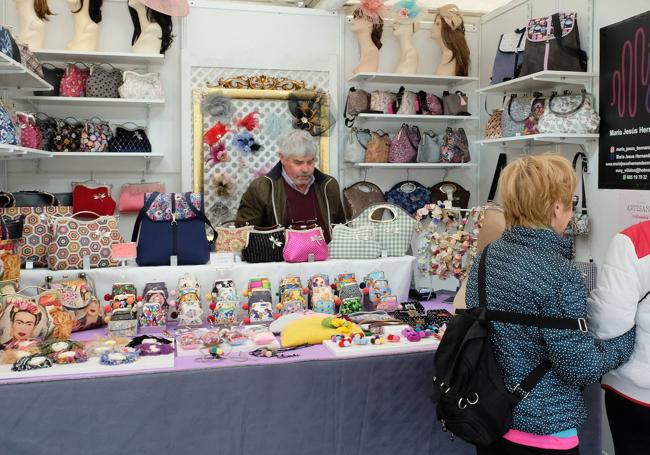 Bolsos y monederos en uno de los puestos de la feria vallisoletana