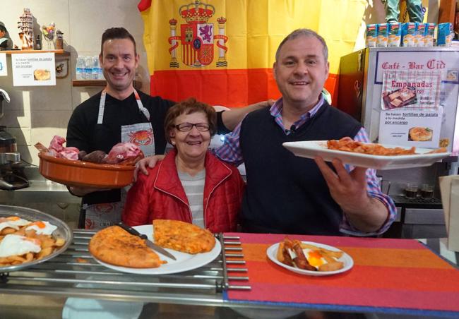 Rosario de Benito, fundadora de este bar, escoltada por sus hijos Rafael y Juan y sus tapas gratis