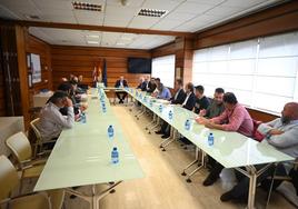 Participantes en la reunión para abordar el saneamiento ganadero.