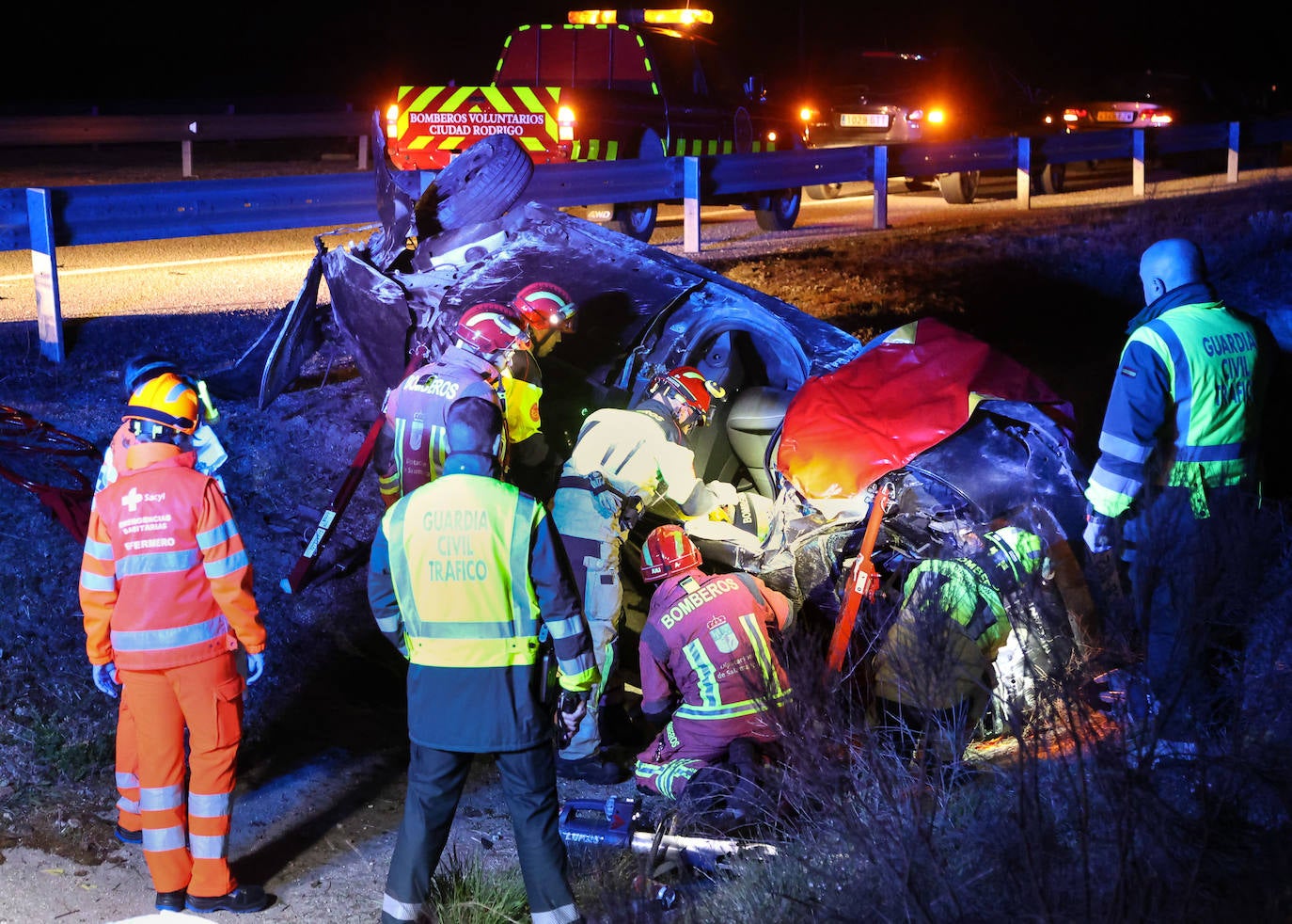 Los bomberos rescatan a un hombre atrapado en su vehículo en Salamanca