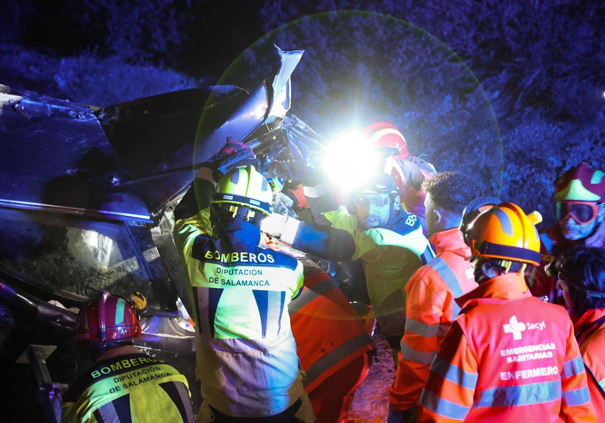 Los bomberos rescatan a un hombre atrapado en su vehículo en Salamanca