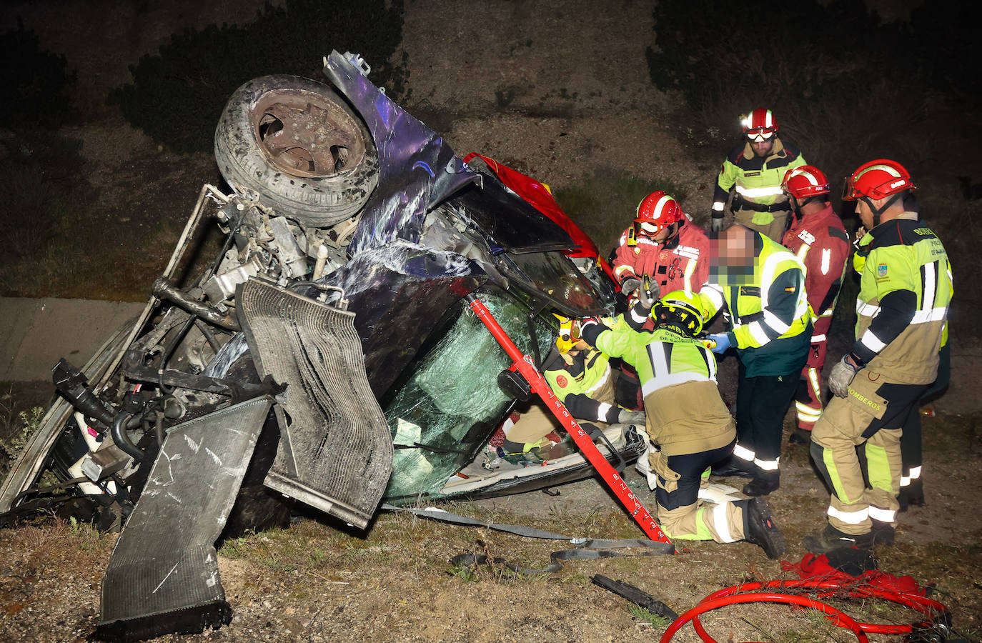 Los bomberos rescatan a un hombre atrapado en su vehículo en Salamanca