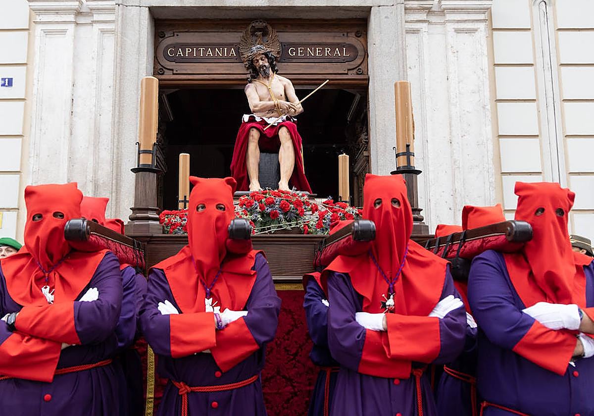 El Cristo de la Misión sale del Palacio Real a hombros de la Hermandad del Santo Cristo de los Artilleros.