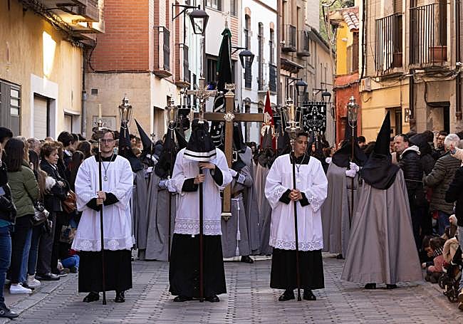 Procesión del Ejercicio Público de las Cinco Llagas a su paso por la antigua judería.