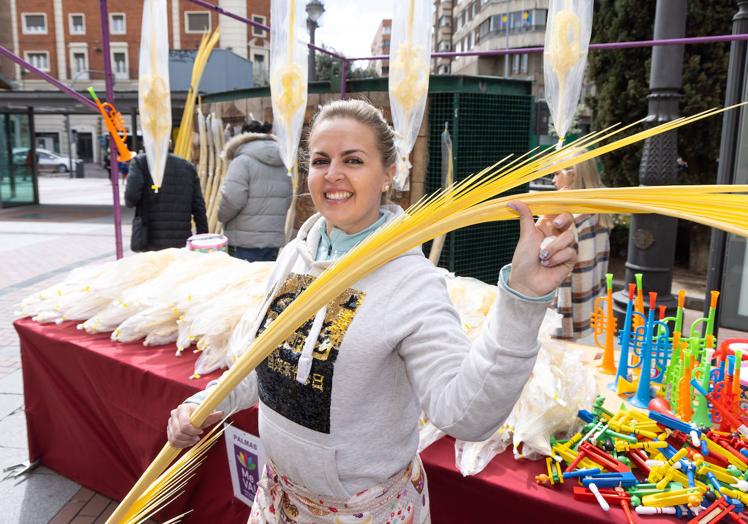 Imagen principal - Arriba, Diana Mongil en su puesto de la Plaza España. A la izquierda, Rosa María A. García vende una palma a una abuela. A la derecha, Javier y su hijo Adrián tras comprar una palma en la calle Santiago.