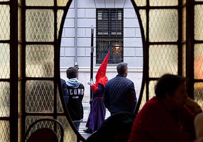 La procesión vista desde el interior del bar Patton en la calle Felipe II.