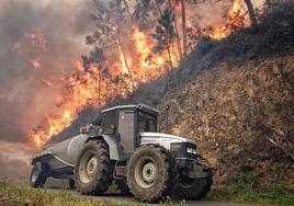 Un tractor en el incendio de los concejos asturianos de Valdes y Tine.