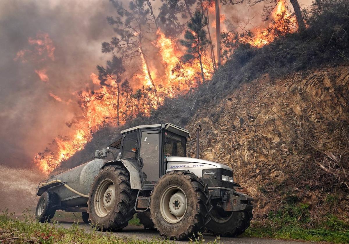 Un tractor en el incendio de los concejos asturianos de Valdes y Tine.
