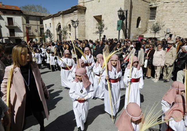 Niños yniñas cofrades durante la procesión de la Borriquilla.