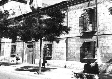 Imagen secundaria 1 - De arriba abajo, la cárcel de Chancillería en 1901, en 1962 y actualmente como Biblioteca Universitaria Reina Sofía.