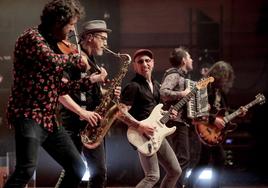 Fito y su banda durante el concierto.