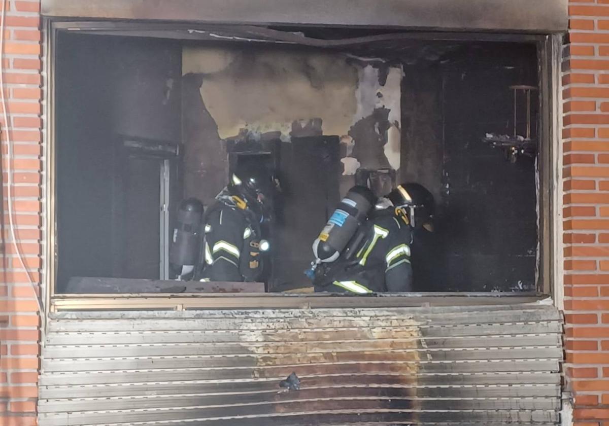 Dos bomberos de la Diputación de Valladolid, en la casa afectada por el fuego.