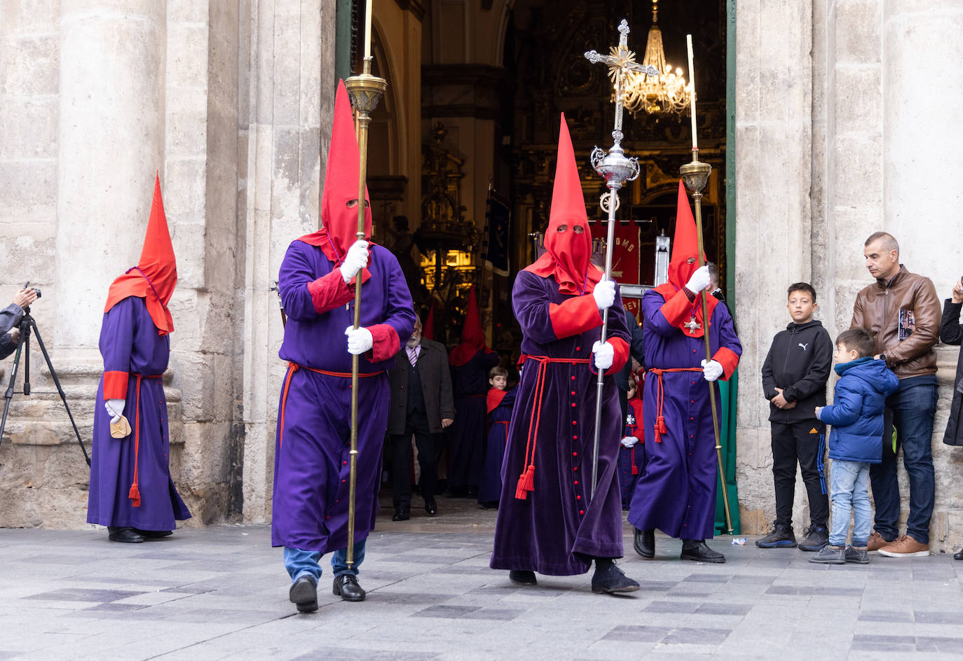 El Cristo de la Misión y el de las Cinco Llagas rezan en Valladolid por los vulnerables