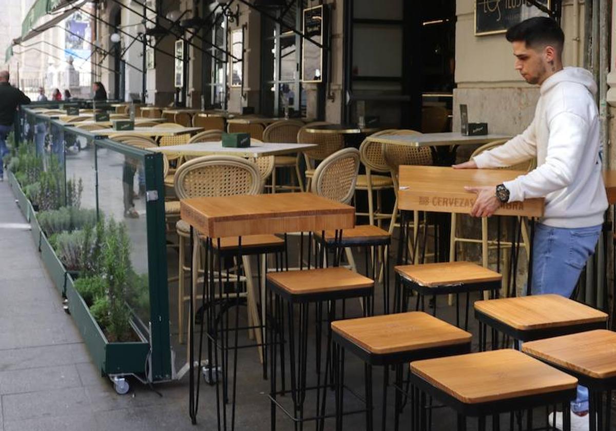 Fabián Tejada coloca la terraza tras el paso de La Borriquilla en la calle Cascajares.