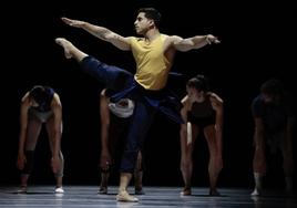 Integrantes de la Compañía Nacional de Danza, durante un ensayo en el Teatro Calderón.