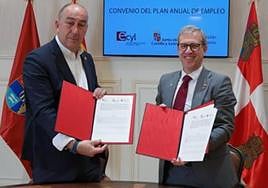 El consejero de Industria, Comercio y Empleo, Mariano Veganzones, a la derecha, y el presidente de la Diputación de Ávila, Carlos García, firmaron ayer la prórroga del convenio para desarrollar el Plan de Empleo Local.