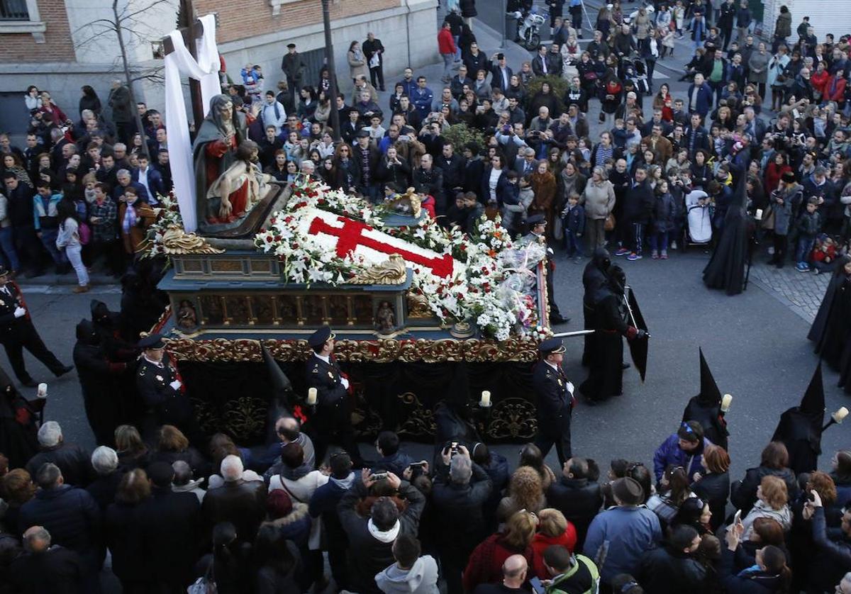 Agentes del Cuerpo Nacional de Policía acompañan a la imagen de La Piedad, tras recoger al reo indultado por el Gobierno, en la procesión de Penitencia y Caridad de 2016.