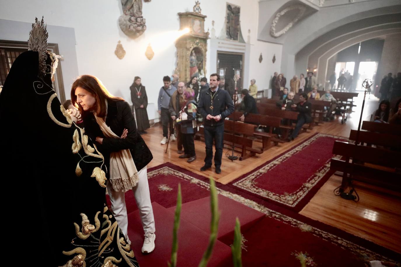 El besamanos a la virgen de Nuestra señora de la soledad, en imágenes