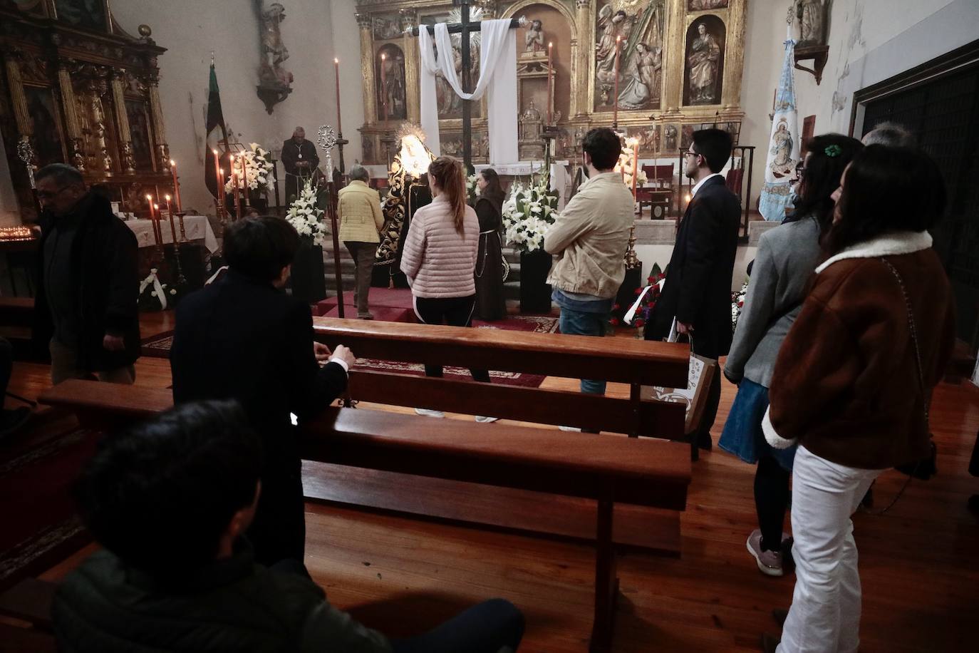 El besamanos a la virgen de Nuestra señora de la soledad, en imágenes