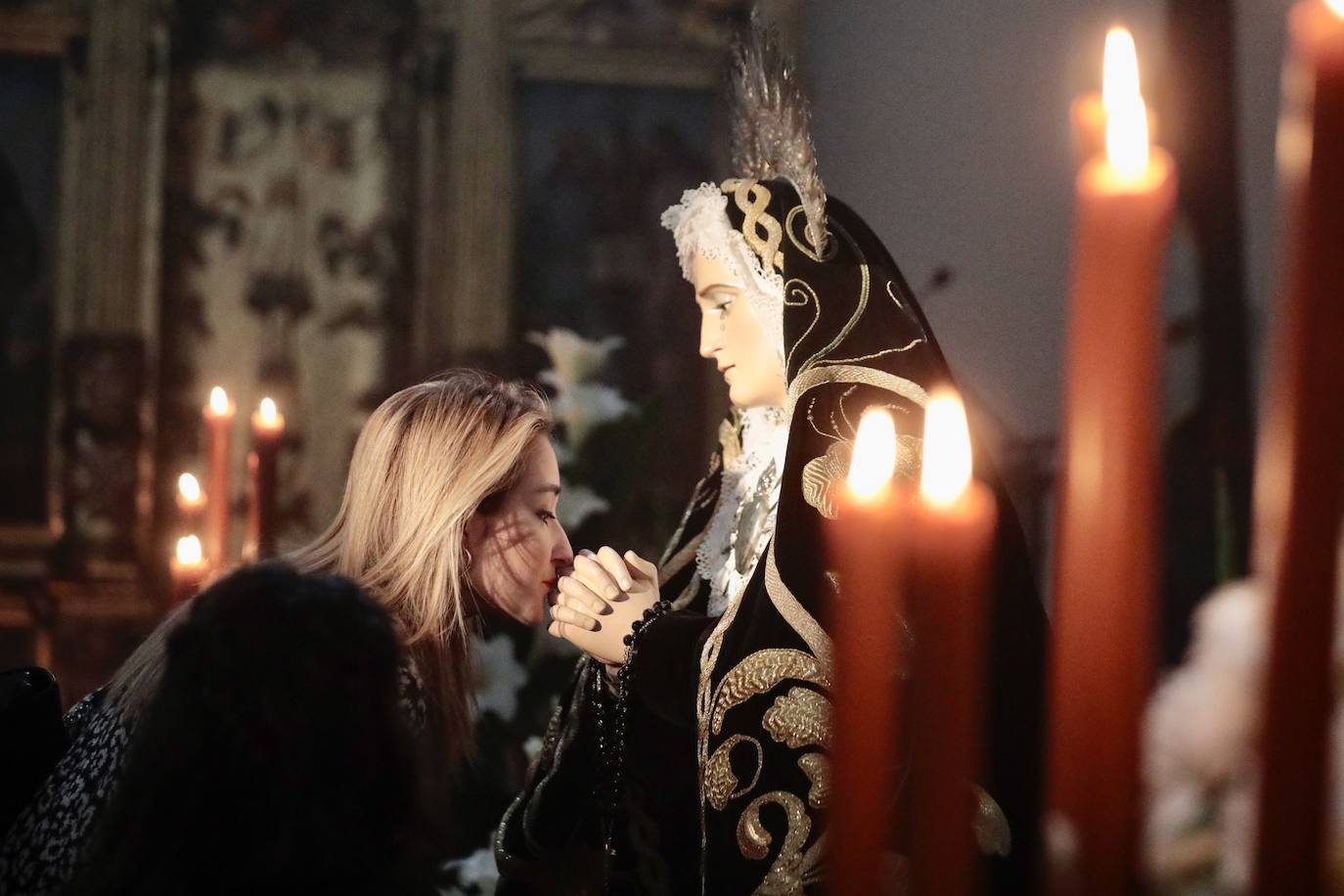 El besamanos a la virgen de Nuestra señora de la soledad, en imágenes