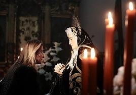 El besamanos a la virgen de Nuestra señora de la soledad, en imágenes