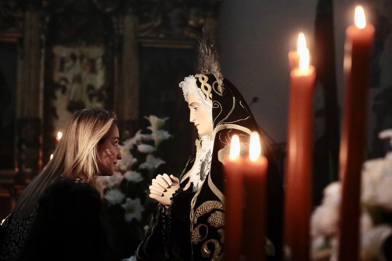 El besamanos a la virgen de Nuestra señora de la soledad, en imágenes