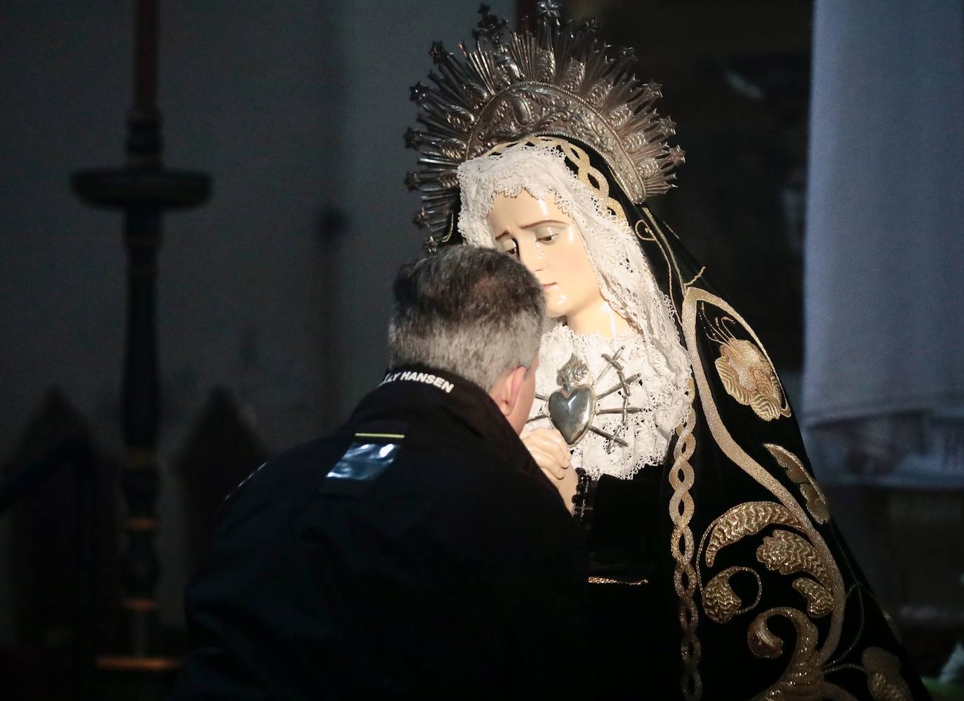 El besamanos a la virgen de Nuestra señora de la soledad, en imágenes